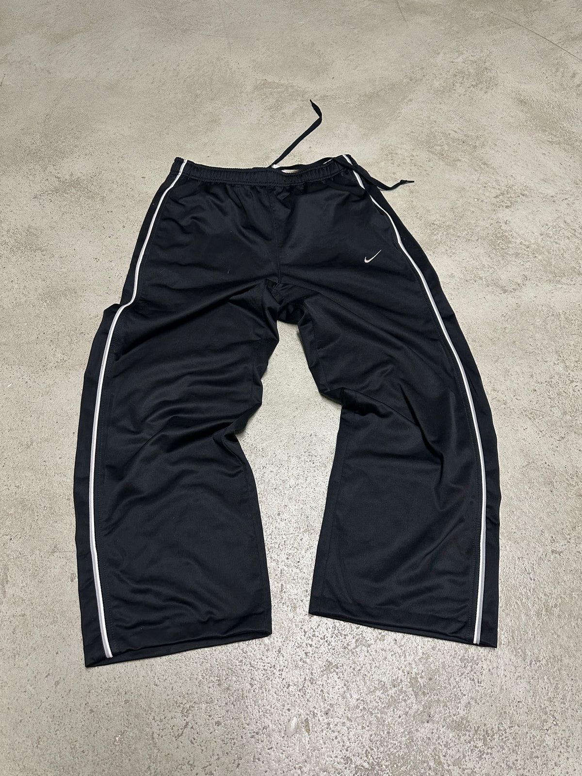 Vintage Nike Baggy Jogger – Größe XL (auf M gekürzt, Schwarz)
